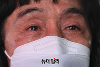 [포토] 눈물 맺힌 윤석열 지지자