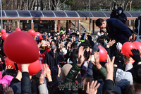 [포토] 구리 시민들에게 인사 하는 윤석열 후보