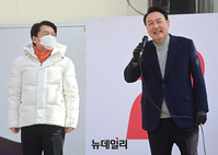 [포토] 안철수와 함께 연단 오른 윤석열