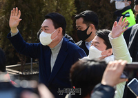 [포토] 하남 유세에 동시 입장하는 윤석열-안철수