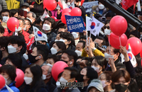 [포토] 윤석열 유세 찾은 지지자 "2번에는 토리아빠"