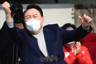 [포토] 어퍼컷 세리머니 하는 윤석열 후보