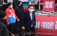 [포토] 오산역 광장 찾은 윤석열 대선후보