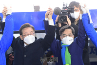 [포토] 청주서 손 맞잡은 이재명·김동연
