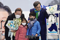 [포토] 이재명·김동연, 꽃다발 받고 기념촬영