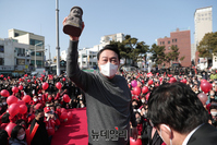 [포토] 제주 돌하루방 든 윤석열