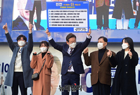 [포토] 인천지역 공약판 든 이재명 대선후보