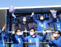 [포토] 인천 계양역서 표심 잡기 나선 이재명