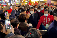 [포토] 건대입구역 거리인사, 인파속에 파묻힌 윤석열