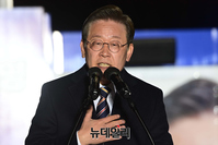 [포토] '대선 D-1' 마지막 유세장서 지지호소하는 이재명