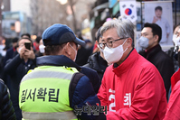 [포토] 보궐선거 D-1, 인사동서 표심잡기 나선 최재형