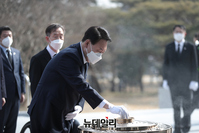 [포토] 첫 일정으로 현충원 참배하는 윤석열 대통령 당선인