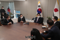 [포토] 유영민-이철희 접견하는 윤석열 대통령 당선인