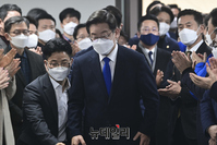 [포토] 이재명, 선대위 해단식서 당원과 인사