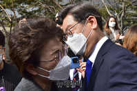 [포토] 이재명, 민주당 해단식 마치고 지지자와 인사