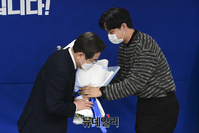 [포토] 꽃다발 받은 이재명 "진 사람한테 꽃다발이냐"