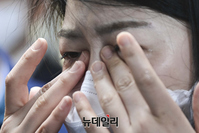 [포토] 이재명 해단식서 눈물 닦는 지지자