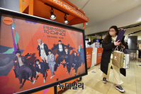 [포토] BTS 굿즈 구매하는 팬