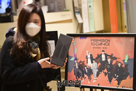 [포토] 콘서트로 돌아온 BTS, 굿즈 들고 기념촬영하는 팬