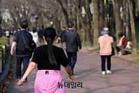[포토] 완연한 봄 날씨, 산책하는 시민들