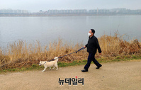 [포토] 반려견과 한강공원 산책하는 윤석열 대통령 당선인