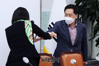 [포토] 인사 나누는 김기현 원내대표와 배현진 최고위원