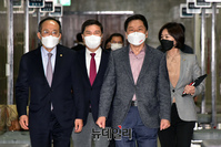 [포토] 최고위 입장하는 김기현 국민의힘 원내대표와 지도부