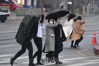 [포토] 봄비 피하는 시민들