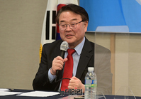 [포토] 서울교육감 단일화 토론회 참석한 조전혁