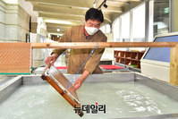 [포토] 한지뜨기 시연하는 안치용 작가