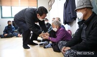 [포토] 울진 산불피해 이재민 찾은 윤석열 대통령 당선인