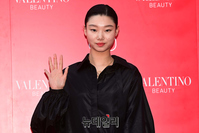[포토] '발렌티노 뷰티' 배윤영, 우아한 손 인사