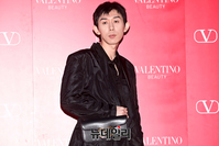 [포토] '발렌티노 뷰티' 코드 쿤스트, 포즈도 멋스럽게