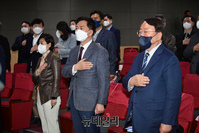 [포토] 국민의례 하는 김기현 국민의힘 원내대표