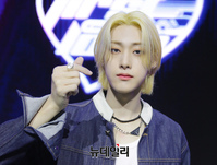 [포토] 시크한 손하트 날리는 위아이 유용하