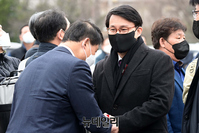 [포토] 최경환 가석방 출소 기다리는 윤상현 의원