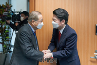 [포토] 이종찬 전 인수위원장 만난 안철수 인수위원장