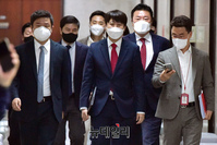 [포토] 최고위원회의 참석하는 이준석 국민의힘 대표