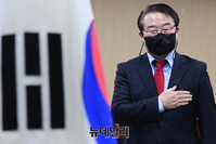 [포토] 국민의례하는 조전혁 예비후보