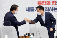 [포토] 인사 나누는 김기현 원내대표와 성일종 의원