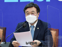 [포토] 회의 참석한 윤호중 민주당 원내대표