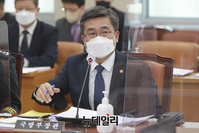 [포토] 의원들의 질문에 답하는 서욱 국방부 장관