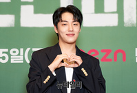 [포토] 하트에도 잘생김 묻어 나는 배우 윤현수