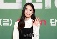 [포토] 배우 원지안 '청순미 가득한 손인사'