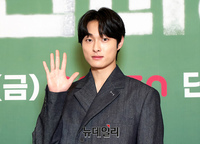 [포토] 배우 윤찬영, '진지한 눈빛으로 손인사'