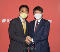 [포토] 손 맞잡은 이준석 국민의힘 대표와 여영국 정의당 대표