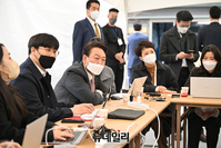 [포토] 취재진 만나 대화나누는 윤석열 당선인