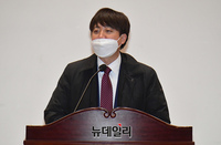 [포토] 국어사전박물관 의령 건립 학술발표회 참석한 이준석 대표