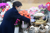 [포토] 부친 박정희 대통령 묘역 찾은 박근혜