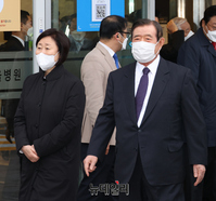 [포토] 박근혜 전 대통령 퇴원 맞이하는 한광옥-윤주경